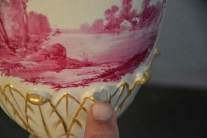 Paire de vases couverts en faïence polychrome...
