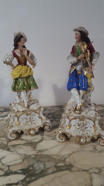 Deux figurines en porcelaine polychrome et...