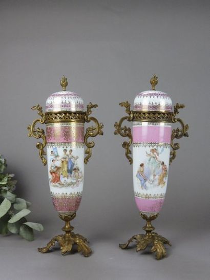 Paire de vases couverts en porcelaine polychrome...