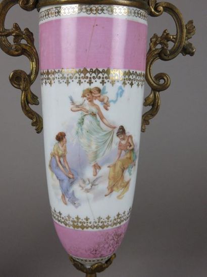 Paire de vases couverts en porcelaine polychrome...