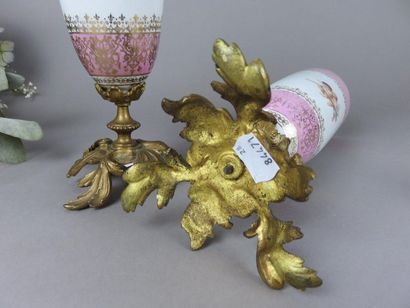 Paire de vases couverts en porcelaine polychrome...