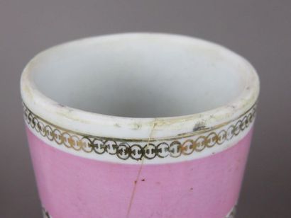 Paire de vases couverts en porcelaine polychrome...