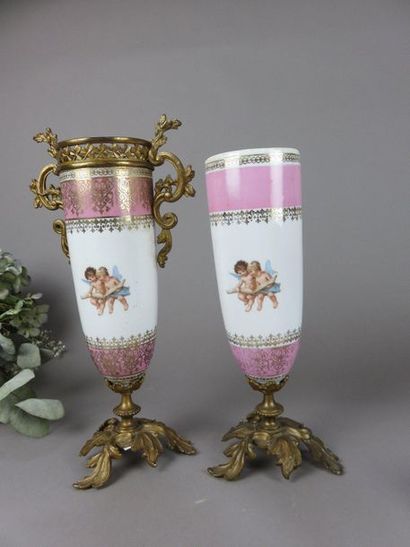 Paire de vases couverts en porcelaine polychrome...