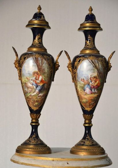Paire de vases couverts en porcelaine polychrome...