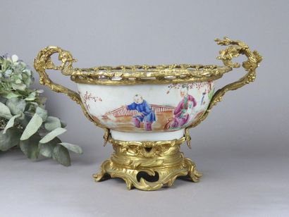 CHINE, Compagnie des Indes Coupe en porcelaine...