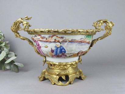 CHINE, Compagnie des Indes Coupe en porcelaine...