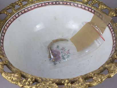 CHINE, Compagnie des Indes Coupe en porcelaine...