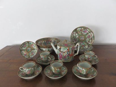 CHINE, Canton Ensemble en porcelaine polychrome...