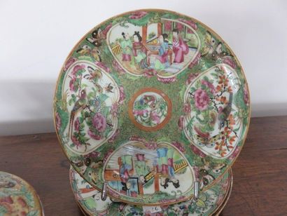CHINE, Canton Ensemble en porcelaine polychrome...