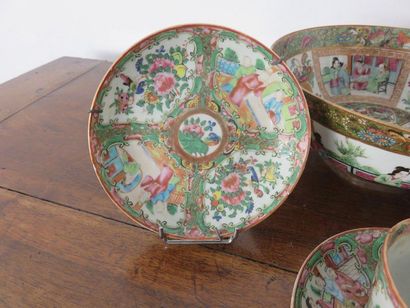 CHINE, Canton Ensemble en porcelaine polychrome...