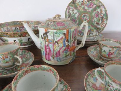 CHINE, Canton Ensemble en porcelaine polychrome...