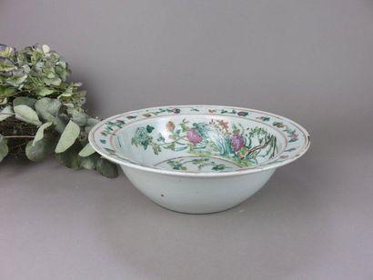 CHINE Coupe creuse en porcelaine à décor...