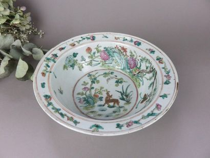 CHINE Coupe creuse en porcelaine à décor...
