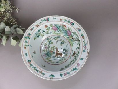 CHINE Coupe creuse en porcelaine à décor...