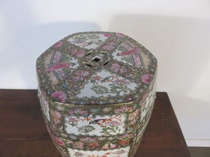 CHINE, Canton Tabouret en porcelaine à six...