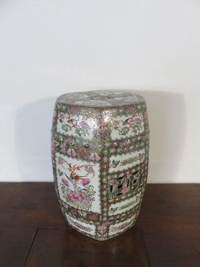 CHINE, Canton Tabouret en porcelaine à six...