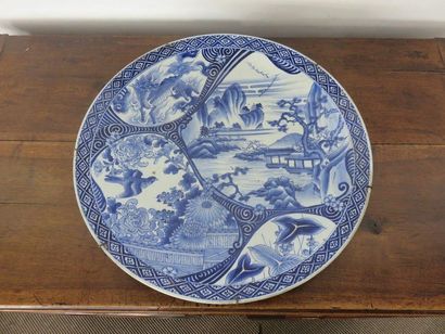 JAPON Grand plat en porcelaine polychrome...