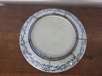JAPON Grand plat en porcelaine polychrome...