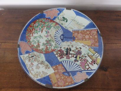 JAPON Grand plat en porcelaine à décor en...