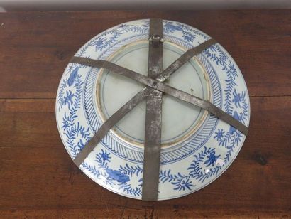 JAPON Grand plat en porcelaine à décor en...