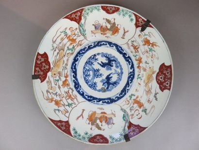 JAPON Grand plat rond en porcelaine à décor...