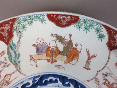 JAPON Grand plat rond en porcelaine à décor...