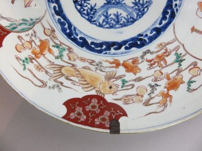 JAPON Grand plat rond en porcelaine à décor...