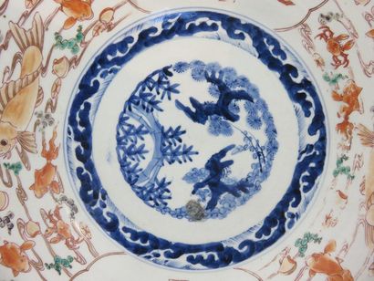 JAPON Grand plat rond en porcelaine à décor...
