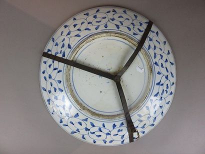 JAPON Grand plat rond en porcelaine à décor...