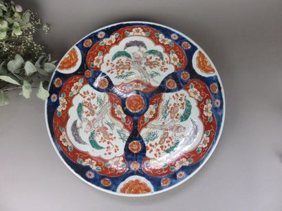 JAPON Grand plat en porcelaine à décor polychrome...