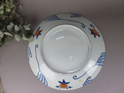 JAPON Grand plat en porcelaine à décor polychrome...