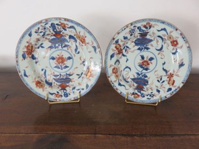 JAPON Paire d’assiettes à décor Imari de...