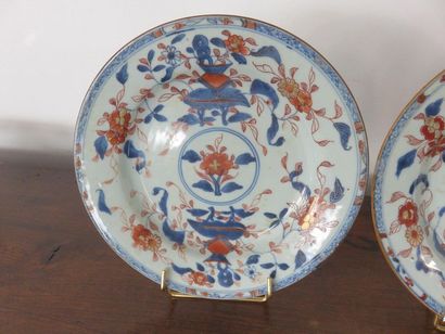 JAPON Paire d’assiettes à décor Imari de...