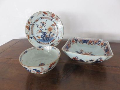 JAPON, Imari Lot en porcelaine polychrome...