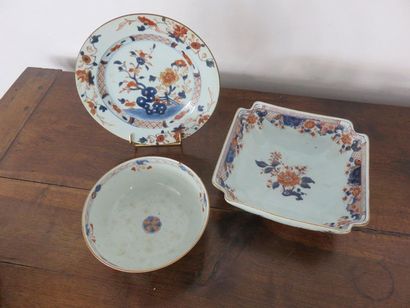 JAPON, Imari Lot en porcelaine polychrome...