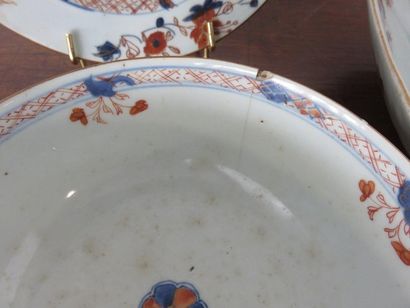 JAPON, Imari Lot en porcelaine polychrome...