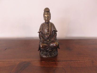 JAPON Bouddha en bronze patiné assis sur...