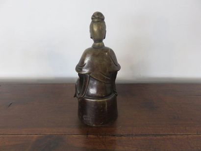 JAPON Bouddha en bronze patiné assis sur...
