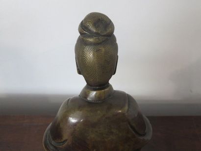 JAPON Bouddha en bronze patiné assis sur...
