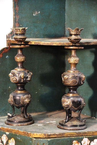 CHINE Paire de bougeoirs en bronze patiné,...