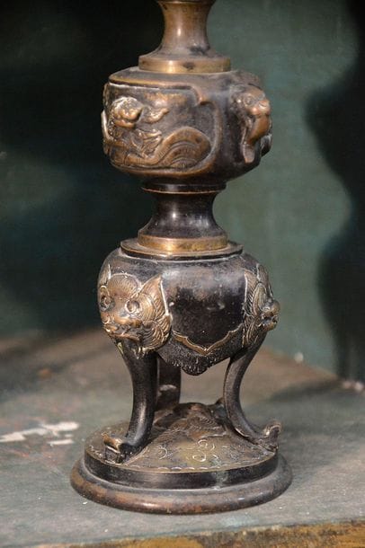 CHINE Paire de bougeoirs en bronze patiné,...