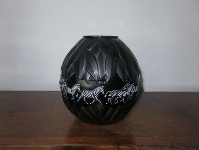LALIQUE France Vase boule en verre moulé,...