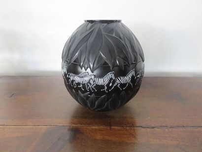 LALIQUE France Vase boule en verre moulé,...