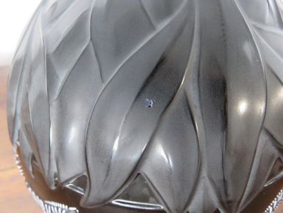 LALIQUE France Vase boule en verre moulé,...