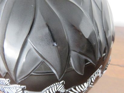 LALIQUE France Vase boule en verre moulé,...