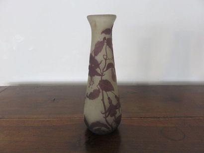 GALLE, signature à l’étoile Vase en verre...