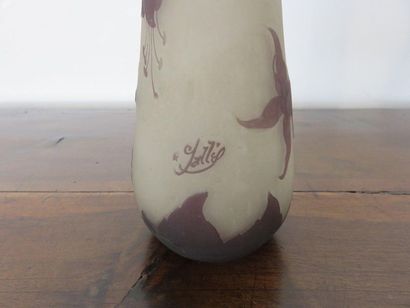 GALLE, signature à l’étoile Vase en verre...