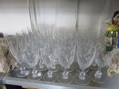 SAINT-LOUIS Service de verres à pied en cristal...