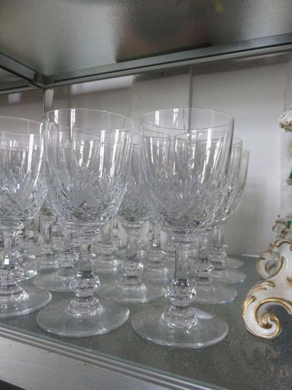 SAINT-LOUIS Service de verres à pied en cristal...