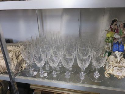 SAINT-LOUIS Service de verres à pied en cristal...